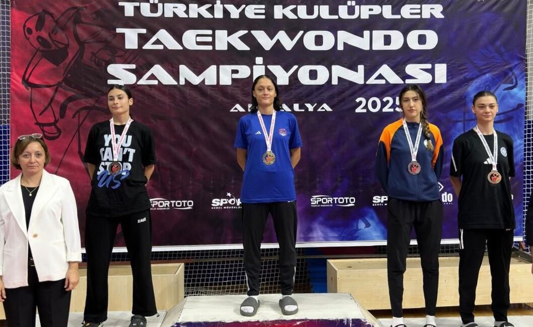 Osmangazi Belediyespor Taekwondo Takımı sporcularından Şevval Melek Kanbur, Selami Ateş
