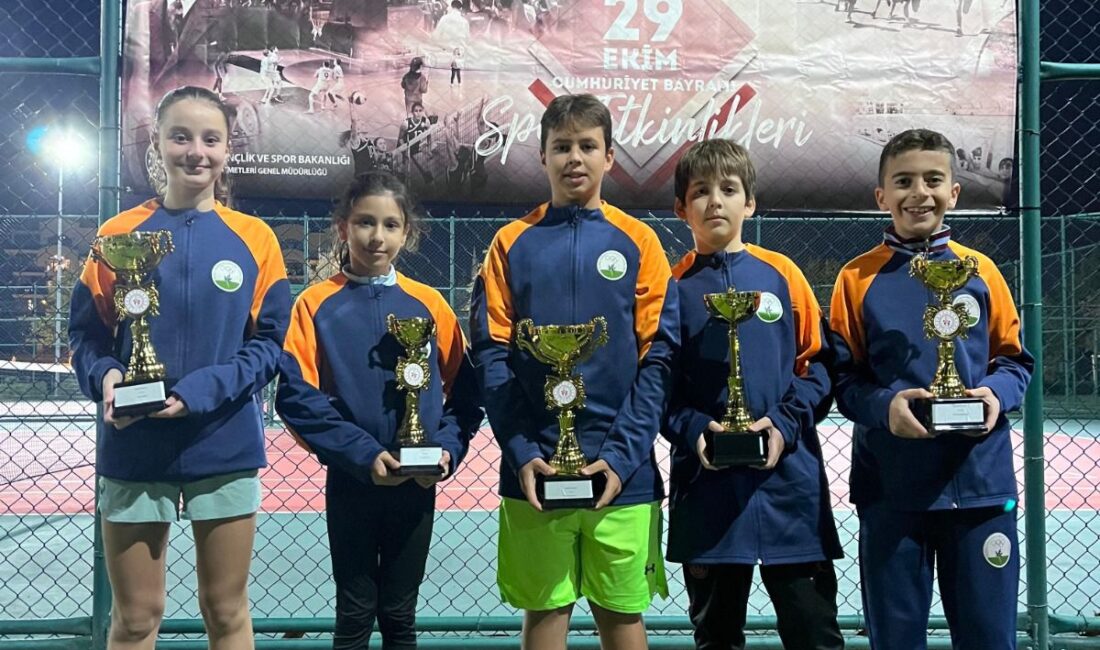 Osmangazi Belediyespor Tenis Takımı sporcuları, 29 Ekim Cumhuriyet Kupası Turnuvası’nda