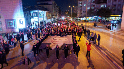 İnegöl’de 29 Ekim Cumhuriyet Bayramı kutlamaları kapsamında düzenlenen Cumhuriyet Yürüyüşü,