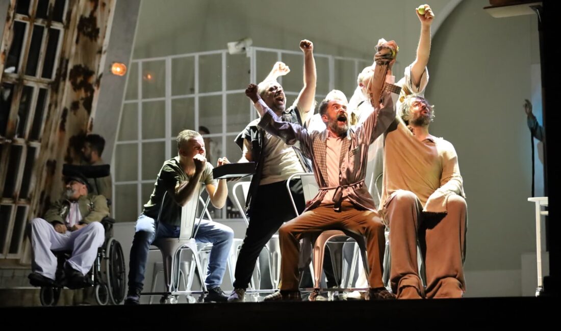 Şehir Tiyatrosu perdelerini öğretmenler için ücretsiz açıyor Bursa Büyükşehir Belediyesi, 24 Kasım Öğretmenler Günü dolayısıyla Şehir Tiyatrosu’nun