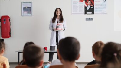 Osmangazi Belediyesi’nin hizmete kazandırdığı kreşlerde eğitim gören miniklere, uzman diş