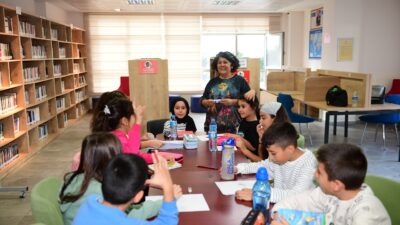 Osmangazi Belediyesi’nin düzenlediği Küçük Yazarlar Atölyesi’nde çocuklar, oyunlar eşliğinde öğrenerek,