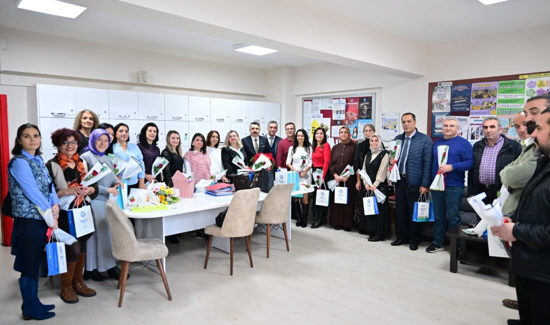 Yıldırım Belediye Başkanı Oktay Yılmaz, 24 Kasım Öğretmenler Günü’nde, ilçede