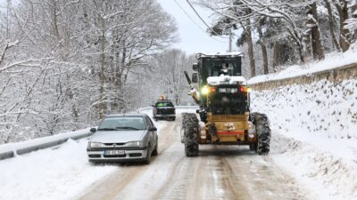 Osmangazi Belediyesi, kar yağışının etkili olmasıyla birlikte ilçe genelinde sorumluluk