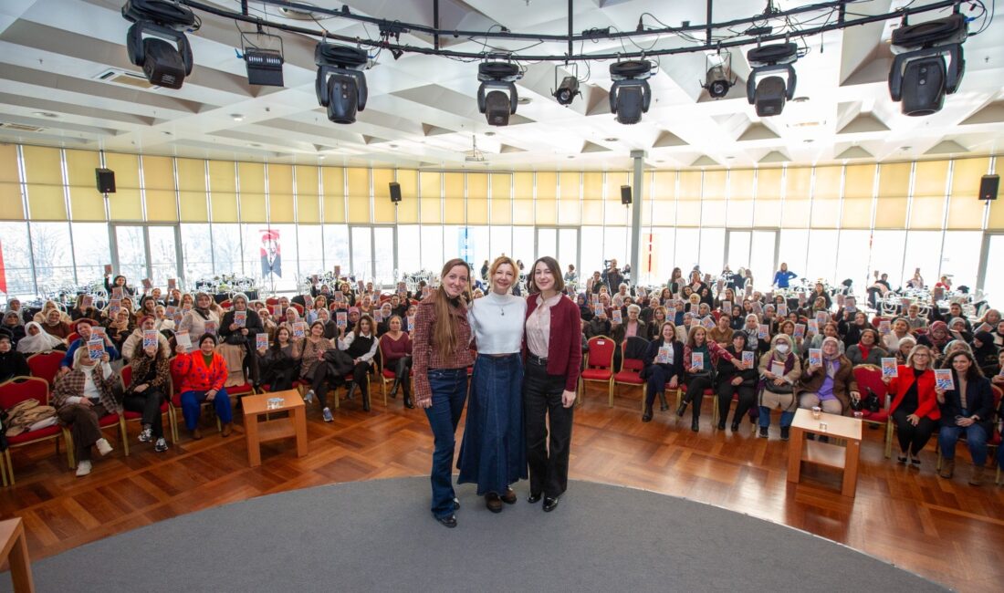 Büyükşehir Belediyesi tarafından ‘Bursa Sanatla Yeşeriyor’ başlığıyla düzenlenen ‘Kadın ve