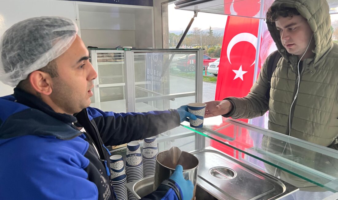 Soğuk kış günlerinde üniversite öğrencilerini yalnız bırakmayan Bursa Büyükşehir Belediyesi,