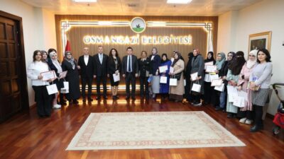 Osmangazi Belediyesi’nin düzenlediği okuma yazma kursuna katılan kadınlar, artık geleceğe