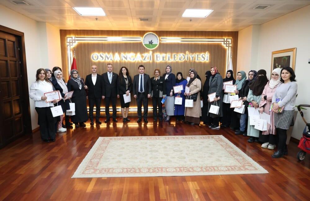 Osmangazili kadınlar geleceğe artık umutla bakıyor Osmangazi Belediyesi’nin düzenlediği okuma yazma kursuna katılan kadınlar, artık geleceğe
