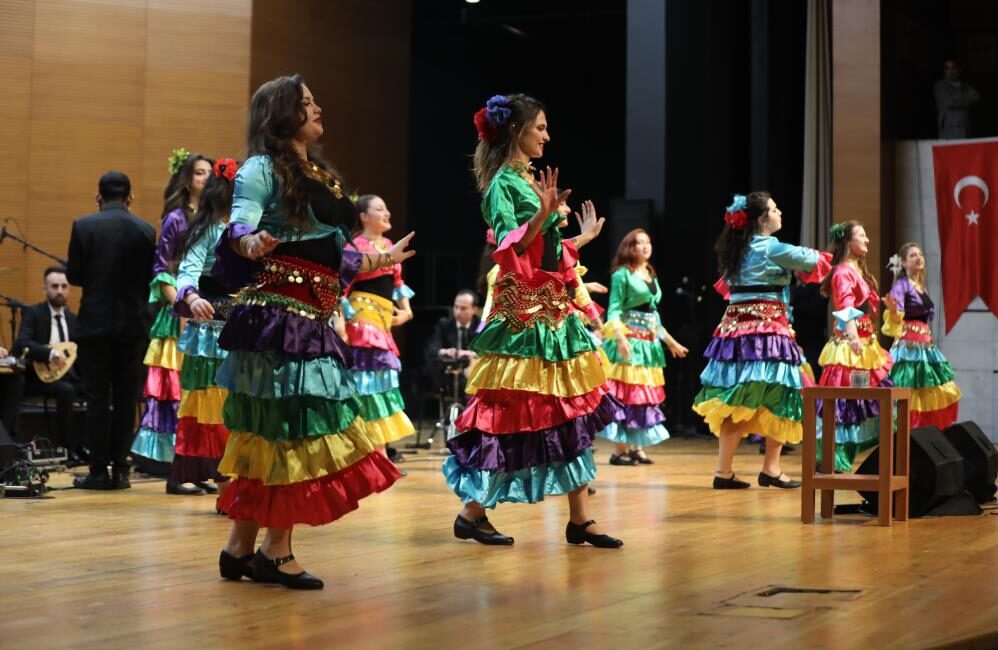 Bursa Büyükşehir Belediyesi Orkestra Şube Müdürlüğü Çalgıcı Mektebi Orkestrası tarafından