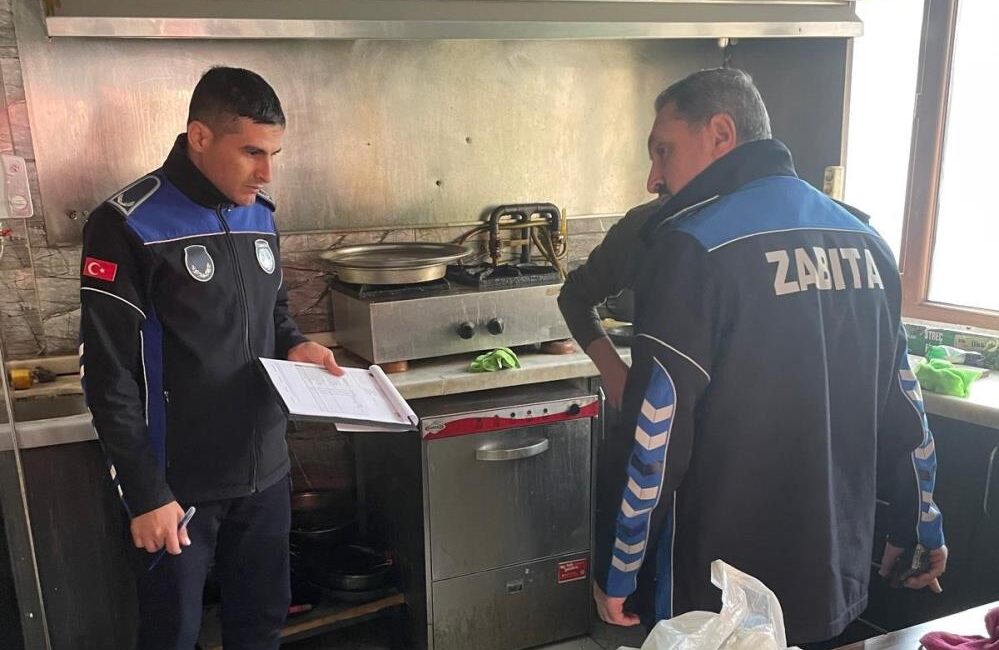 İnegöl’de zabıtadan yeni yıl öncesi sıkı denetim İnegöl Belediyesi Zabıta Müdürlüğü, yılbaşı öncesi İlçe Tarım Müdürlüğü ile