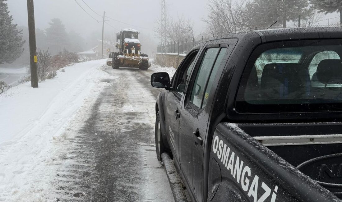 Kar yağışının başlamasıyla birlikte harekete geçen Osmangazi Belediyesi ekipleri, 7