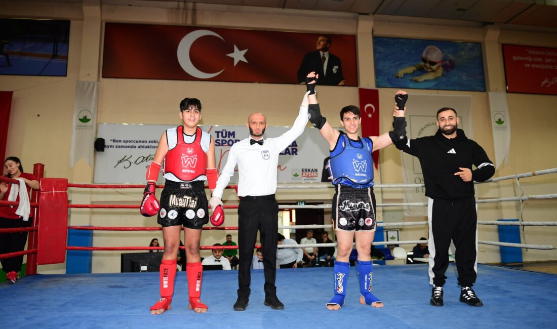 Osmangazi Belediyesi’nin düzenlediği Muay Thai İl Müsabakaları’nda genç sporcuların mücadeleleri