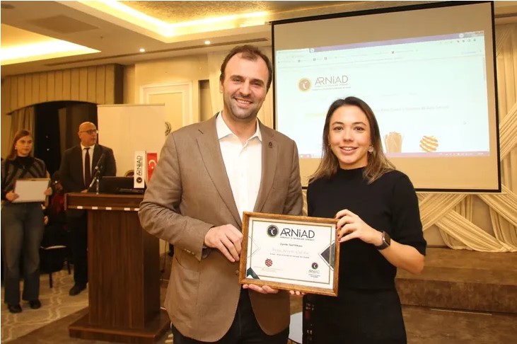 ARNİAD ailesi aylık üye toplantısında buluştu Arnavut İş İnsanları Derneği (ARNİAD), aylık üye bilgilendirme toplantısını Bursa’daki