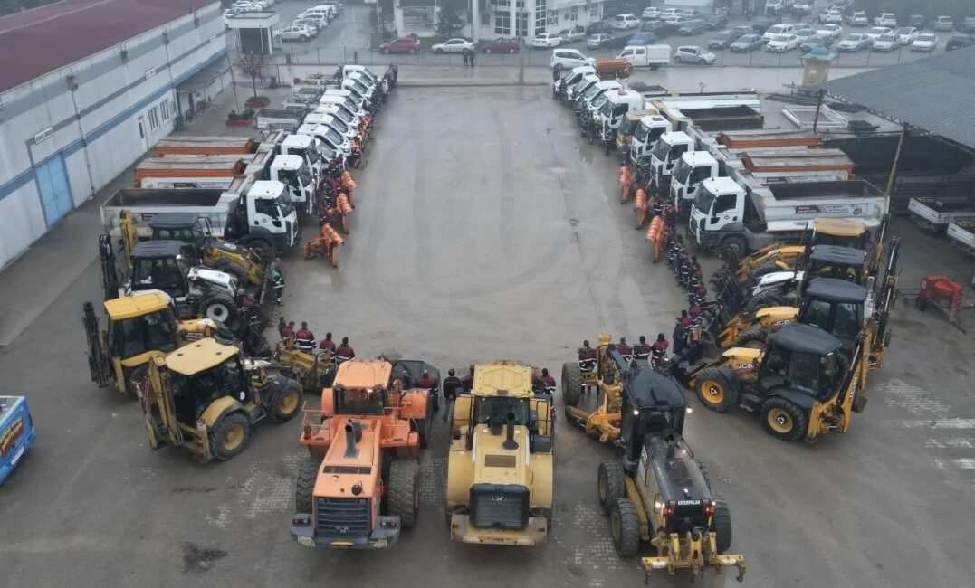 Kış mevsimiyle beraber İnegöl Belediyesi kar yağışlarına karşı hazırlıklarını tamamladı.