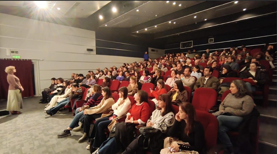 Pelin Esmer, yeni filmiyle Nilüfer’de sinemaseverlerle buluştu Nilüfer Belediyesi’nin düzenlediği “Bir Yönetmen Bir Söyleşi” etkinliğinin bu ayki