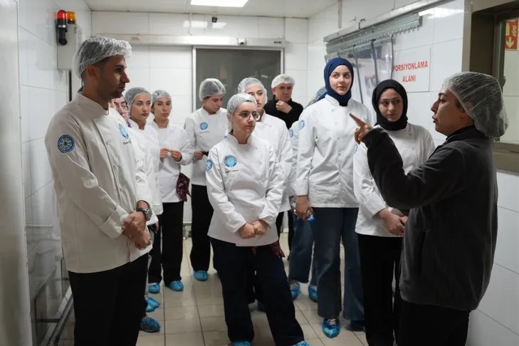 Bursa Uludağ Üniversitesi Harmancık Meslek Yüksekokulu Aşçılık Programı öğrencileri, sektör