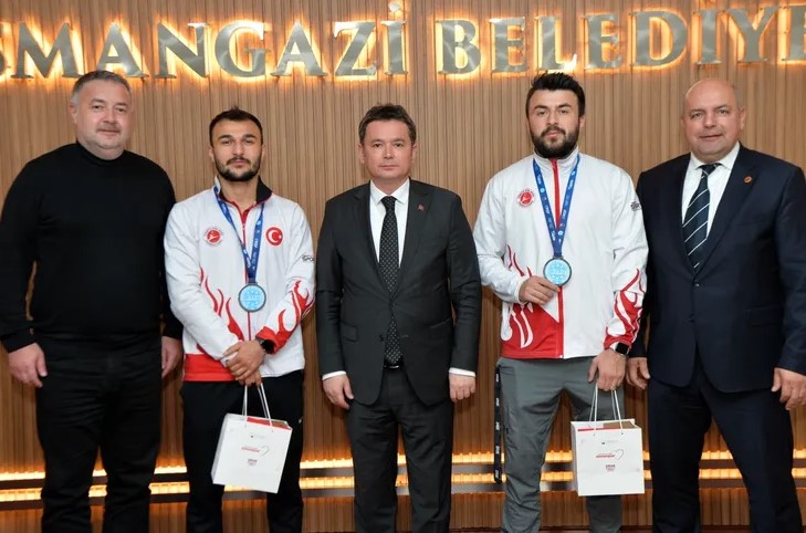 Başkan Aydın tarihi başarı yakalayan kardeşleri ağırladı Milli sporcular Zafer Şayık ve Serdar Şayık, Birleşik Arap Emirlikleri’nin