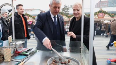 Osmangazi Belediyesi, tarafından Osmangazi Meydanı’nda kurulan ‘Yeni Yıl Festivali’ alanında