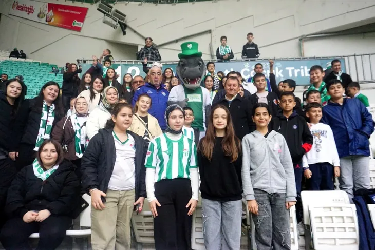 Osmangazili çocuklar Bursaspor coşkusunu tribünde yaşadı Osmangazi Belediyesi, Bursaspor sevgisini gelecek nesillere aktarmak amacıyla hayatında maçı