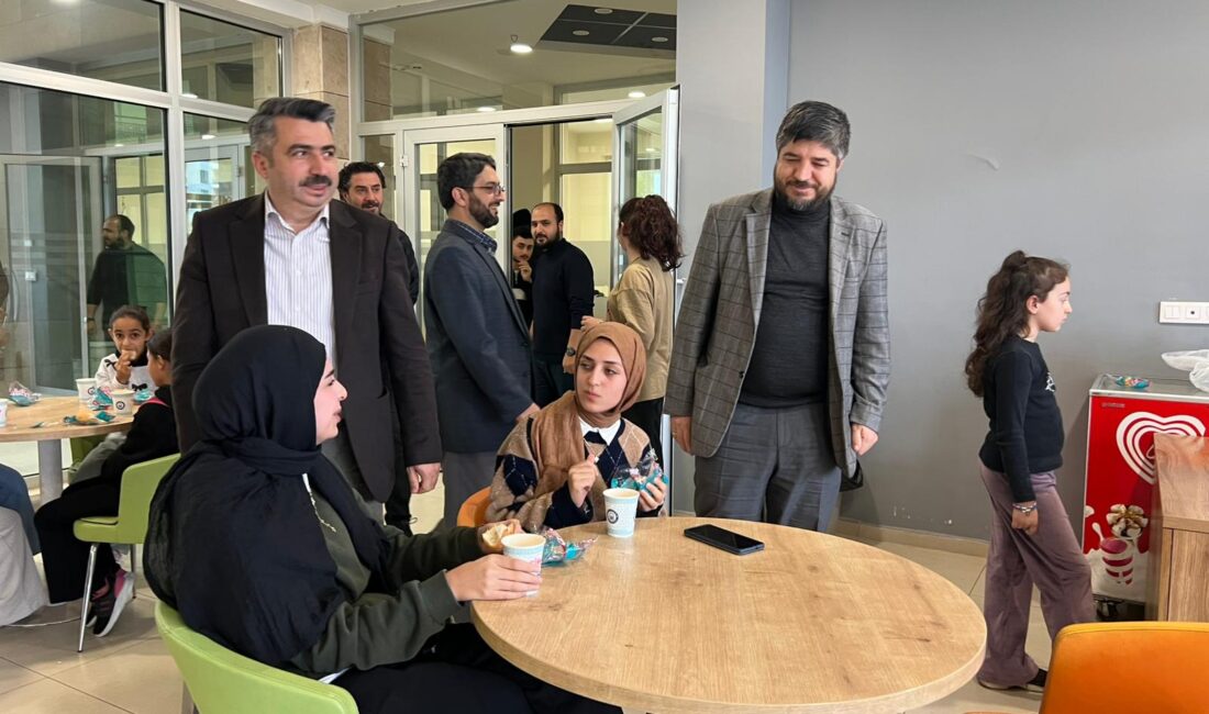 Karapınar Yıldırım Gençlik Merkezi’nde gençlerle bir araya gelen Yıldırım Belediye