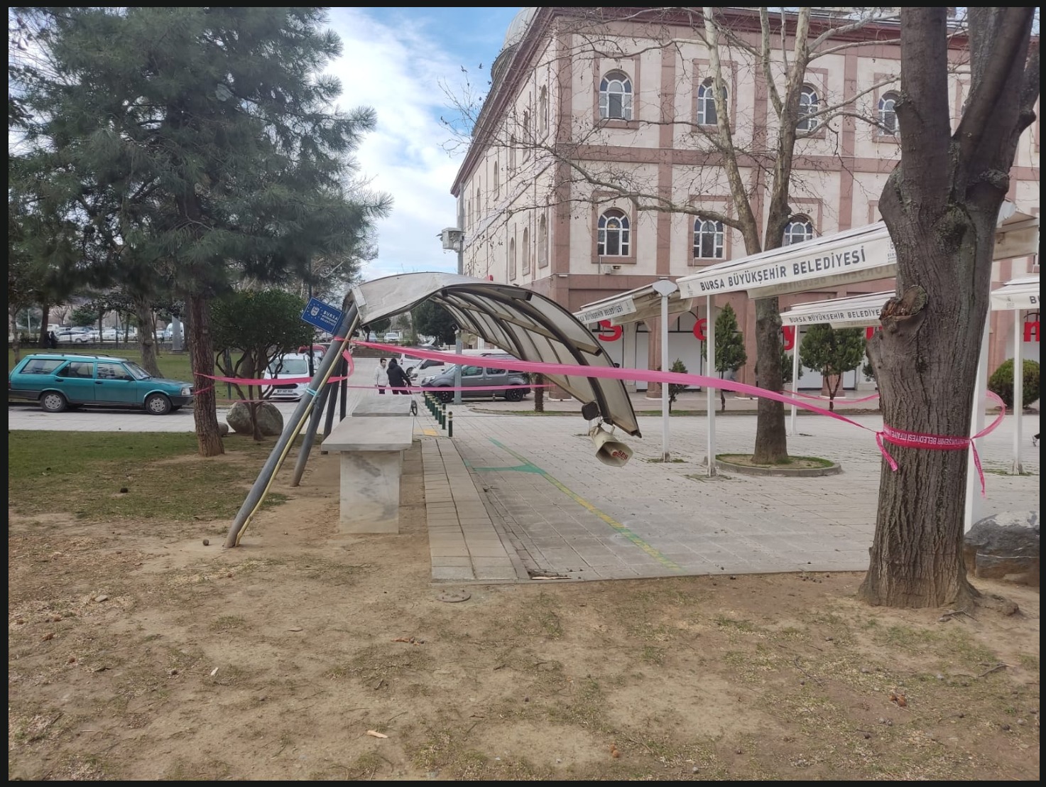 Bursa’da etkili olan şiddetli rüzgâr nedeniyle birçok olumsuz olay meydana