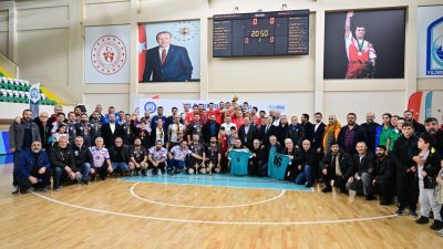 Yıldırım Belediyesi çalışanları arasında düzenlenen geleneksel birimler arası voleybol turnuvası