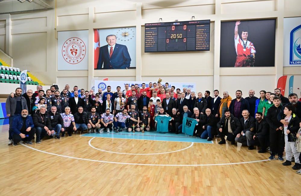 Yıldırım Belediyesi çalışanları arasında düzenlenen geleneksel birimler arası voleybol turnuvası