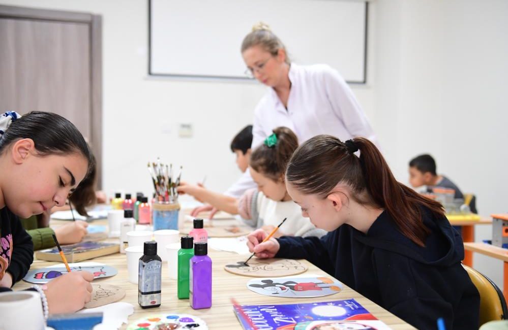 Osmangazi’den çocukların motor gelişimini destekleyen atölye Osmangazi Belediyesi'nin "Oku-Çiz Gönder Ben Maker ile Tasarlayalım" atölyesinde okudukları