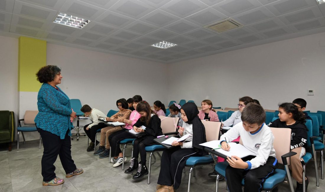 Osmangazi Belediyesi’nin çocukların yazma becerilerini geliştirmek amacıyla hayata geçirdiği Küçük