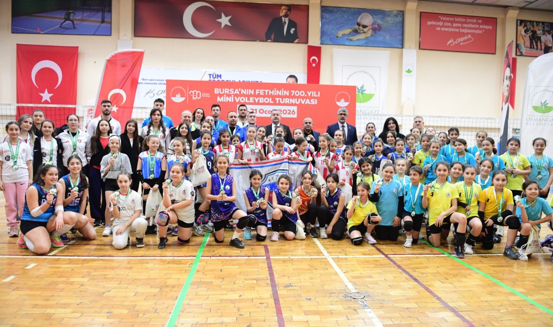 Osmangazi Belediyesi’nin Bursa’nın fethinin 700’üncü yılı kapsamında düzenlediği Mini Voleybol