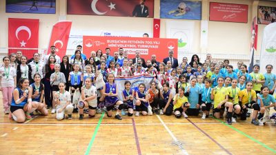 Osmangazi Belediyesi’nin Bursa’nın fethinin 700’üncü yılı kapsamında düzenlediği Mini Voleybol