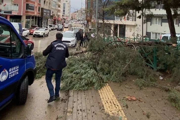Büyükşehir şiddetli rüzgara karşı sahada Bursa Büyükşehir Belediyesi, kent genelinde etkili olan şiddetli rüzgarın yol
