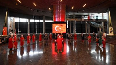 Tarihi Mehter Takımı ve Bursa Tahtakıran Kılıç Kalkan Ekibi, geçmişin