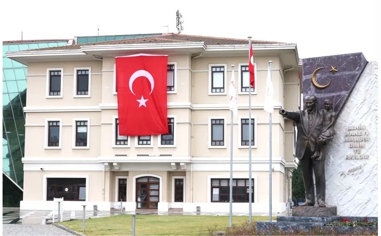 Osmangazi’de her yer kırmızı beyaz Osmangazi Belediyesi, Nusaybin–Kamışlı sınır hattında Türk bayrağına yönelik çirkin saldırının