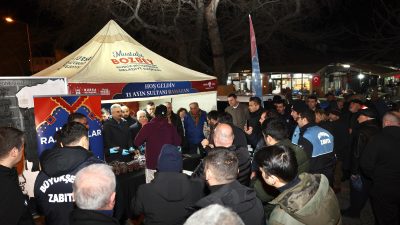 Bursa Büyükşehir Belediyesi’nin Mudanya’da düzenlediği iftar programında yüzlerce kişiyle birlikte