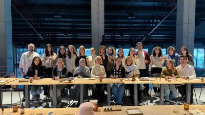  Nilüfer Belediyesi’nin düzenlediği "Aromaterapi Doğal Parfüm Atölyesi"nde katılımcılar, koku