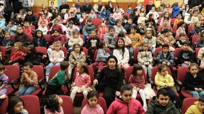 Adile Naşit Tiyatrosu’nda çocukları ücretsiz olarak tiyatro ile buluşturan Yıldırım