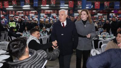 Bursa Büyükşehir Belediyesi’nin Karacabey ilçesinde düzenlediği iftar programında vatandaşlar aynı