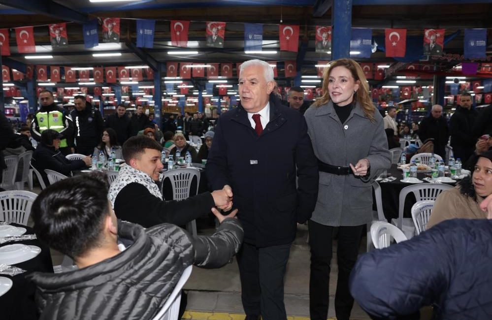 Kardeşlik sofrası Karacabey’de kuruldu Bursa Büyükşehir Belediyesi’nin Karacabey ilçesinde düzenlediği iftar programında vatandaşlar aynı