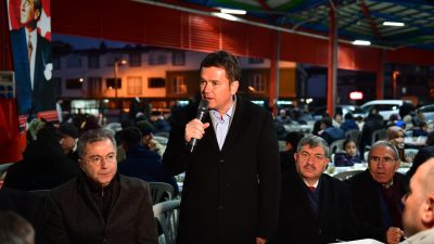 Osmangazi Belediyesi’nin mahalle iftarları kapsamında Panayır Mahallesi’nde kurduğu gönül sofrası,