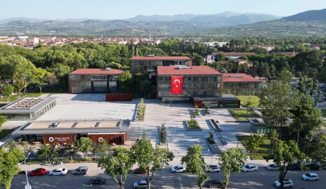 İnegöl Belediyesi’nden Dolandırıcılık Uyarısı İnegöl Belediyesi, son günlerde Belediye ve yöneticilerin adı kullanılarak vatandaşlardan