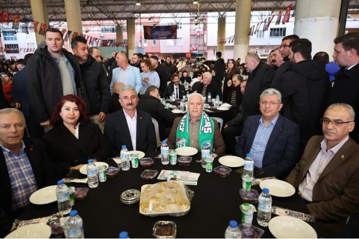 Bursa Büyükşehir Belediyesi tarafından Gürsu ilçesinde düzenlenen iftar programında konuşan