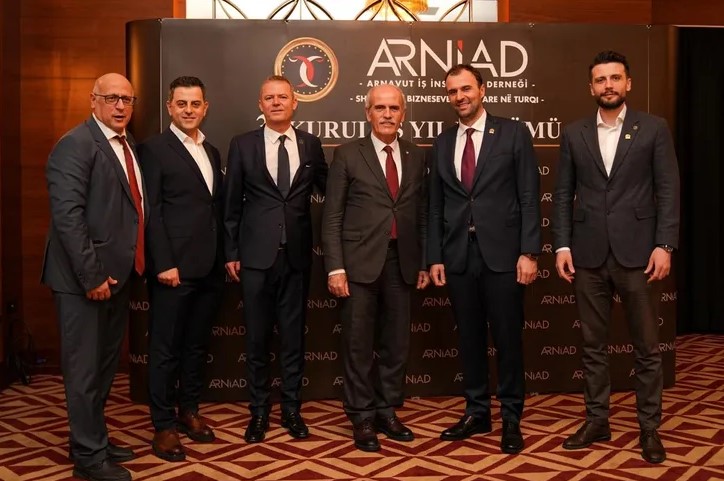 ARNİAD 3. yaşını muhteşem galayla kutladı Arnavut İş İnsanları Derneği (ARNİAD), kuruluşunun 3’üncü yılını Mövenpick Hotel’de