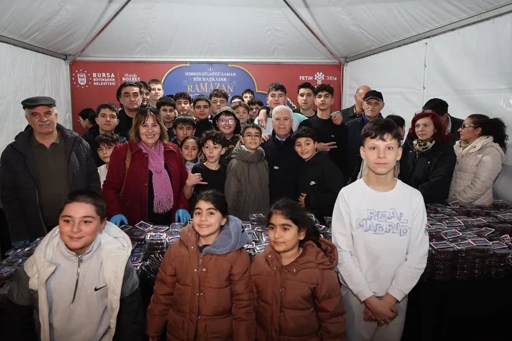 Bursa’da bir başkadır Ramazan Bursa’nın dört ayrı noktasında kurduğu iftar sofralarında binlerce vatandaşı buluşturan