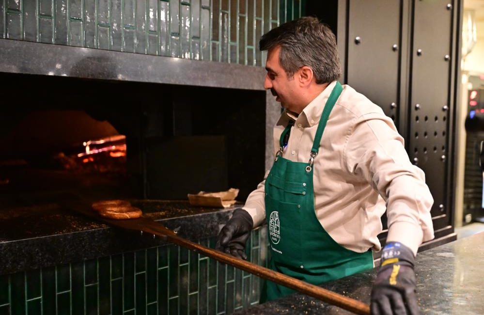 Başkan Yılmaz önce pişirdi sonra ikram etti Yıldırım Belediye Başkanı Oktay Yılmaz, Tarihi Taş Fırın’da fırının başına