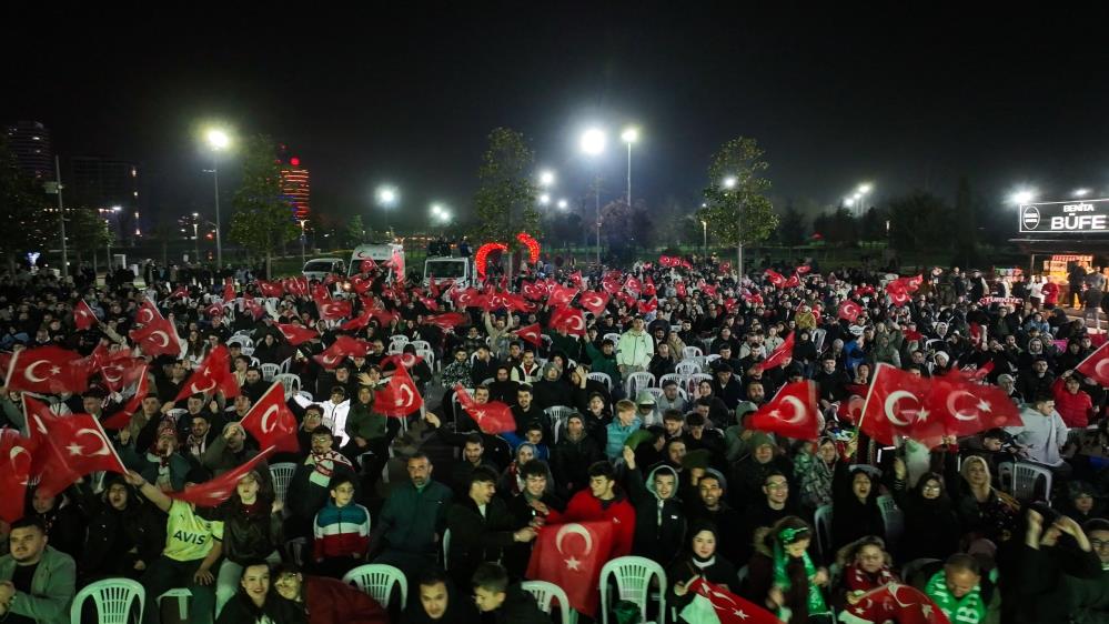 Bursa’da dev ekranda milli coşku Dünya Kupası Play-Off Yarı Final mücadelesinde Romanya ile karşılaşan A
