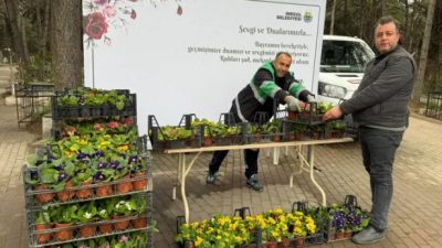 İnegöl Belediyesi, Ramazan Bayramı arifesinde mezarlık ziyaretine gelen vatandaşlara ücretsiz