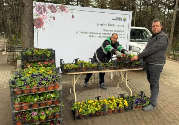İnegöl Belediyesi, Ramazan Bayramı arifesinde mezarlık ziyaretine gelen vatandaşlara ücretsiz