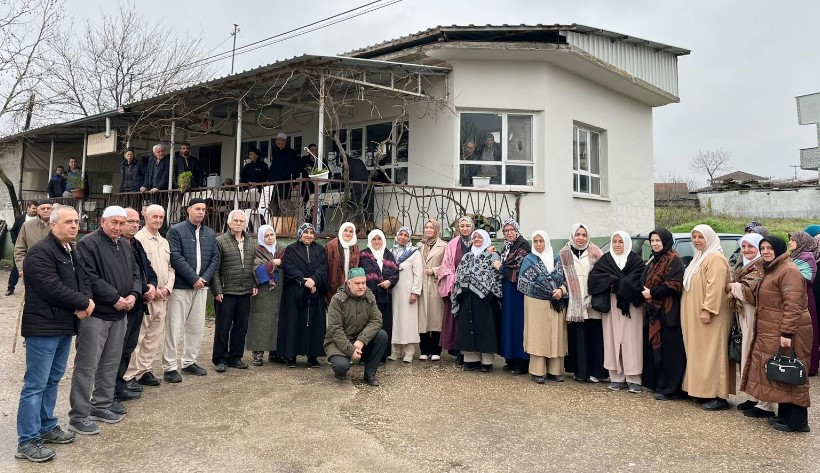 Sünlük Mahallesi ‘Umre’de Buluştu Mustafakemalpaşa’nın kırsal Sünlük Mahallesi’nden 21 kişilik kafile, umre ziyareti için