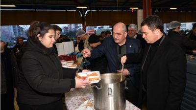 Osmangazi Belediyesi’nin mahalle iftarları kapsamında Hamitler Mahallesi’nde kurduğu gönül sofrası,
